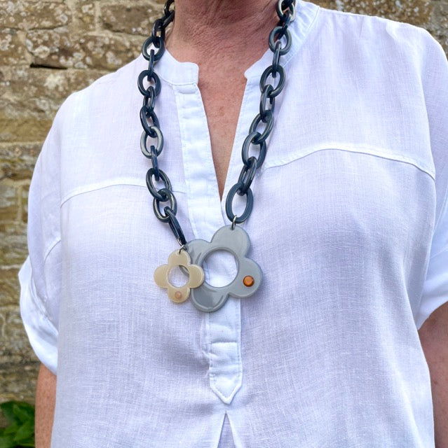 Hanover necklace - Pale grey